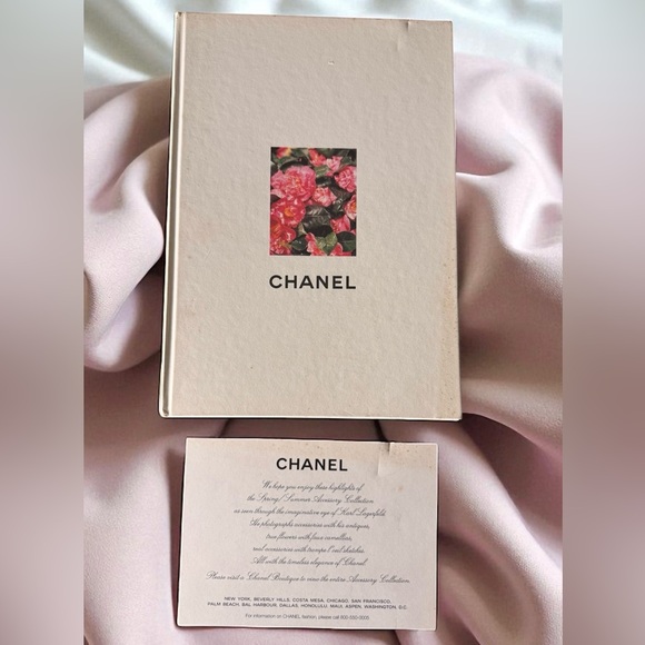CHANEL Booklet 1995 Accessories Catalog Hardcover Book Vintage - Picture 1 of 15